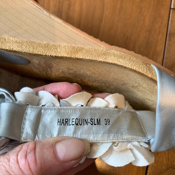 Shoe/sandal, wedge heel, size 39 or 8, never worn, metallic silver, roses detail - Picture 6 of 16